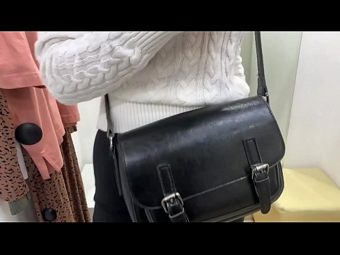 ❤️ Masturbazione publica di a ghjovana cagna FeralBerry cù un dildo in a sala di prove ️ Video porno à co.porno-negrov.ru ❤