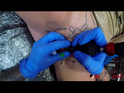 ❤️ Sully Savage, hottie estremamente tatuata, hà fattu un tatuatu nantu à u clitoris ️ Video porno à co.porno-negrov.ru ❤